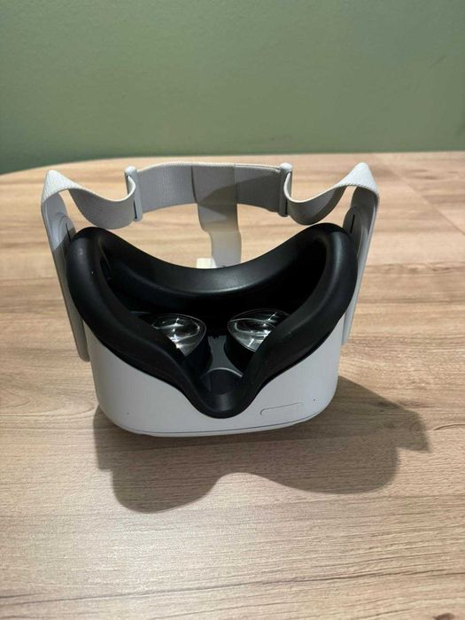 Vând Meta Quest 2, 128GB, în stare bună.