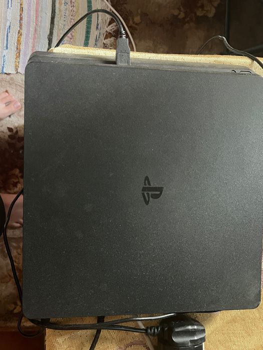 Vând ps4 slim ,am 3 jocuri ,stație de încărcare