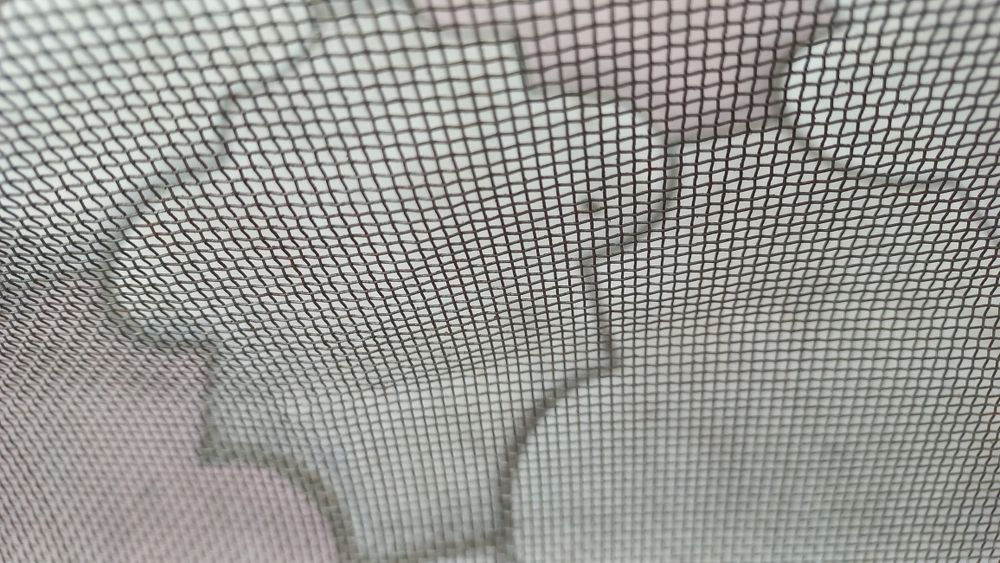 Сетка  металлическая, ячейка миллиметровая.