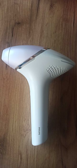 Фотоепилатор Philips Lumea IPL 8000 Series BRI947