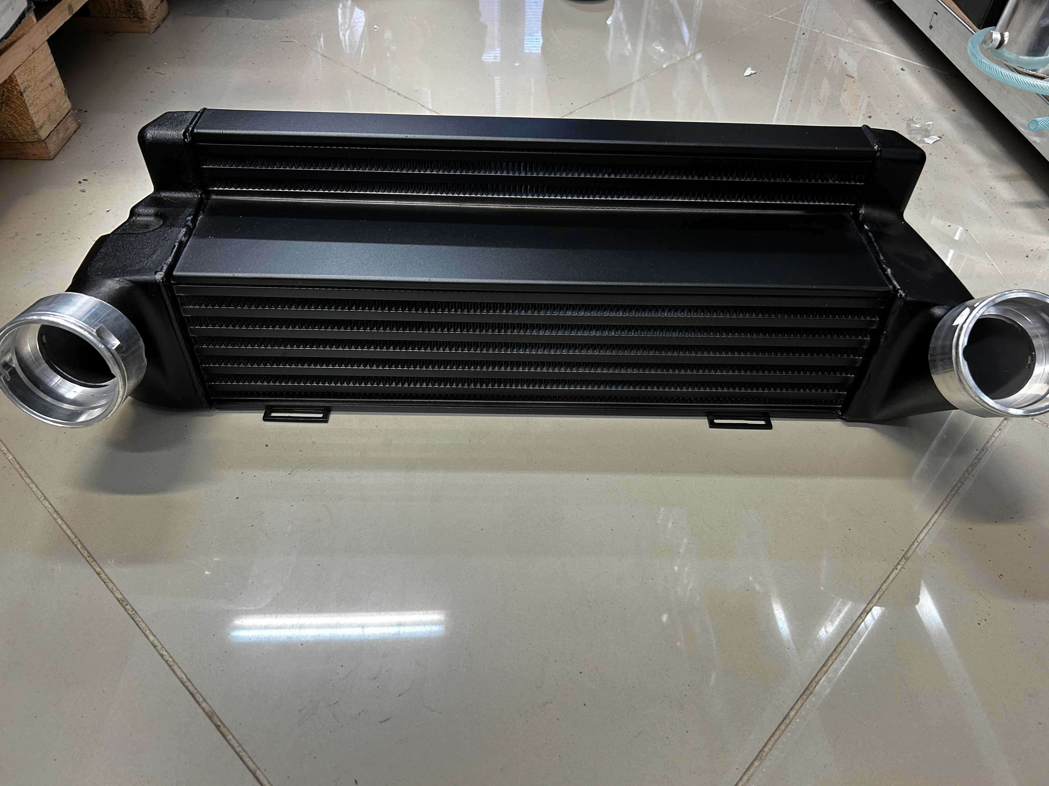 Интеркулер intercooler за BMW E90 E91 E92 E93 325D/330D/335D