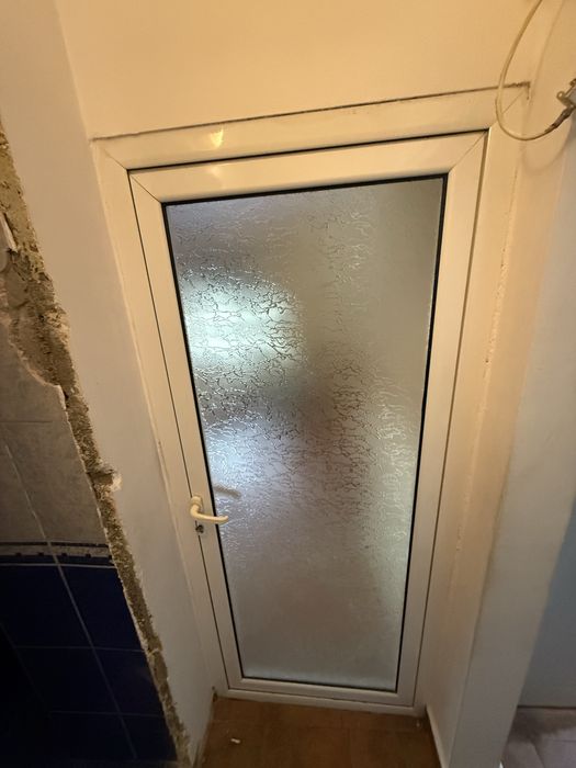 Usa din aluminiu cu sticla