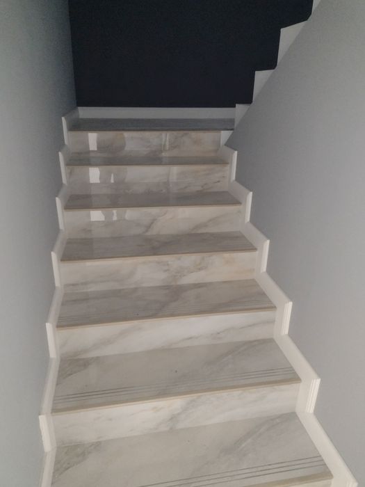 Echipa meseriasi construcții execut case la roșu finisaje interioare