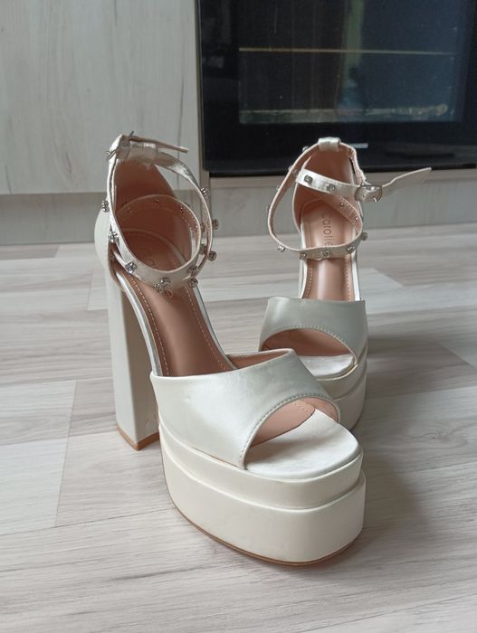 Сандали на ток-бели