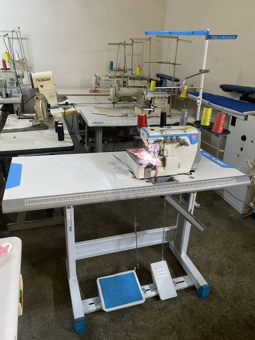 Masina pentru surfilat cu 2 ace si 5 fire -Jack E4