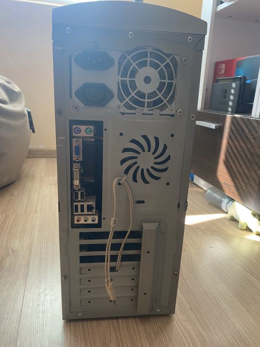 Кутия за компютър с формата на бмв