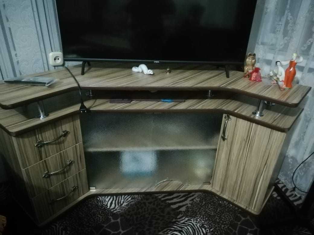 Шкаф угловой плательный с полками и тумба под телевизор