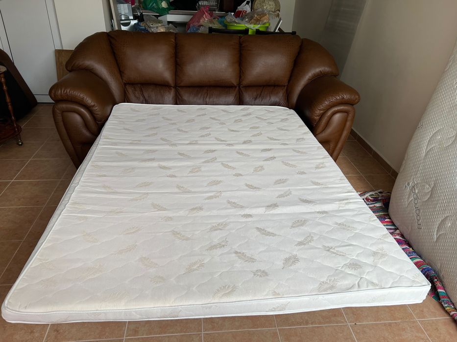 Кожен диван с растегателно двойно легло с матрак