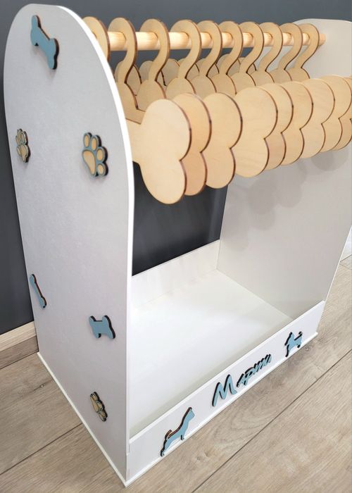 Дървена закачалка за кучешки дрешки.