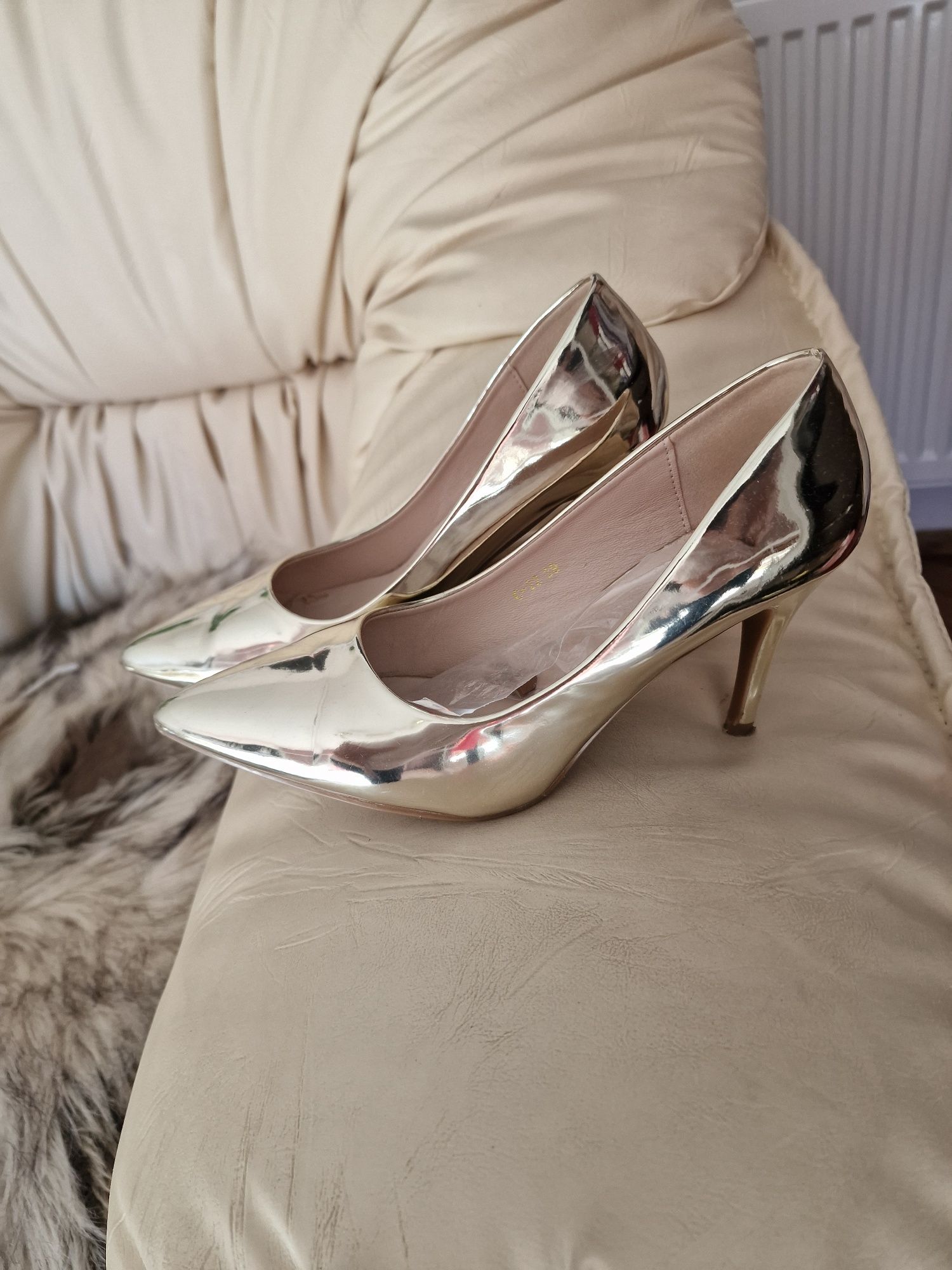 Pantofi dama aurii