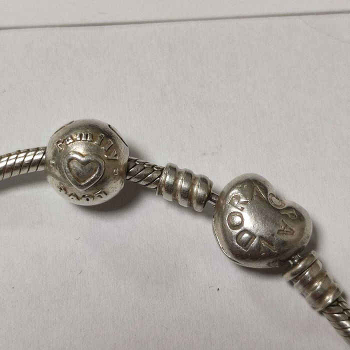 Сребърна гривна Pandora с шест талисмана 32.84гр.