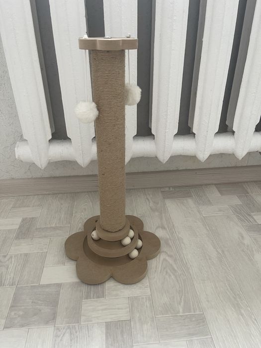 Продам кормушку и когтеточку новые