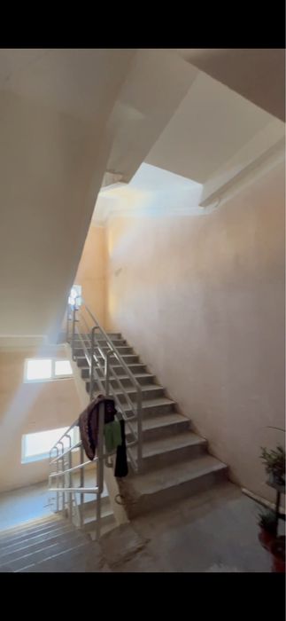 Jay satiladi srochna 1 komnata 3 etaj Sultan saray arqa tarepi