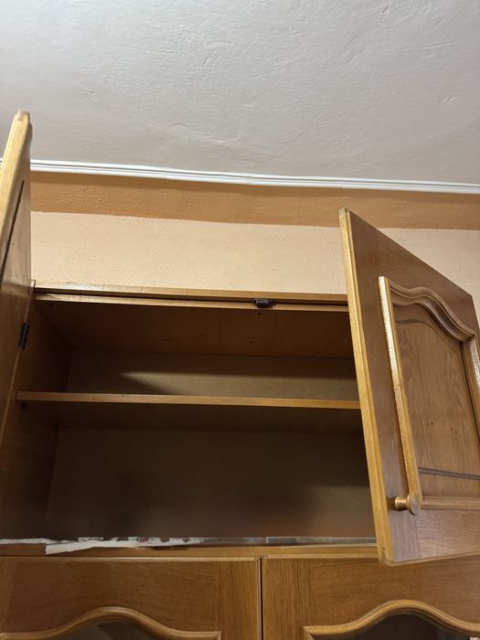 Dulap cu vitrina model vechi stare buna