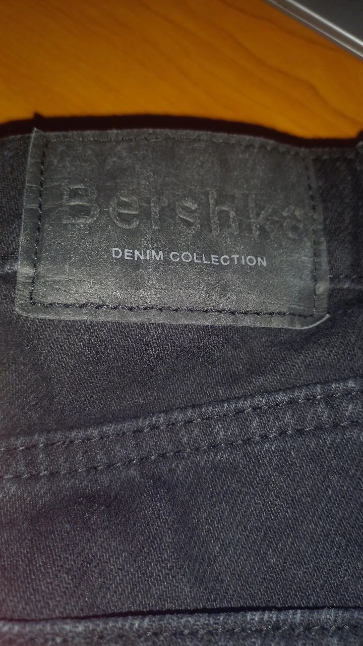 pantaloni cu fluturi bershka