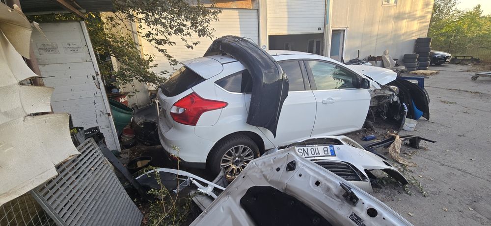 Vand doua ford focus avariate