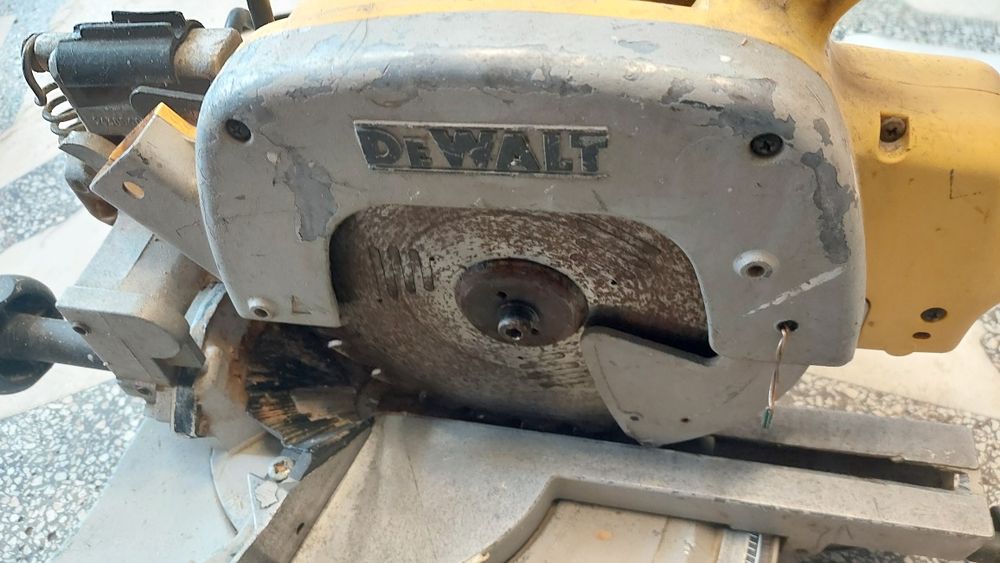 Ръчен Циркуляр DeWalt DW 700