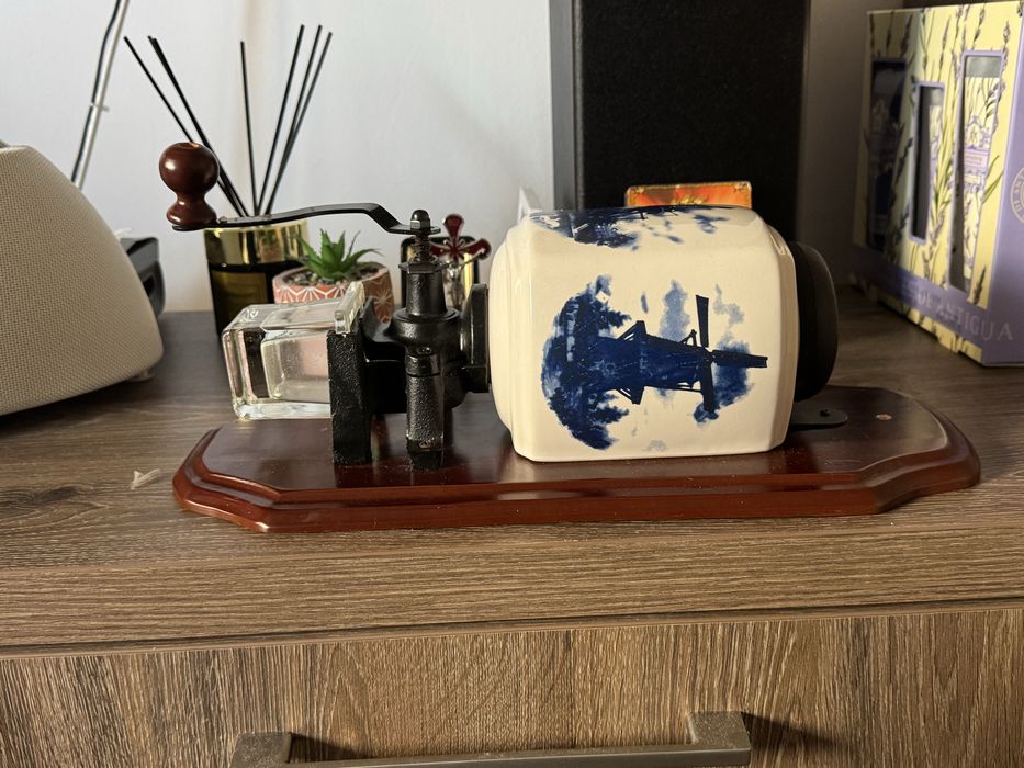 Rasnita Vintage cu manivela/ portelan de Colectie