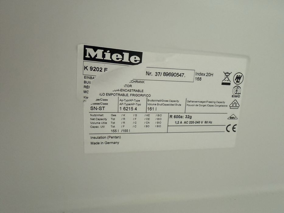 Малък хладилник Миеле за вграждане