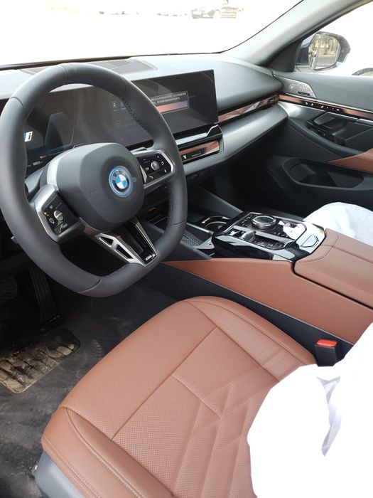 BMW i5 eDrive 40L. EV-elektro.2025