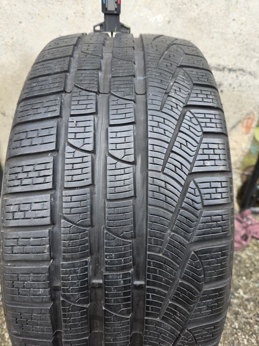Vând o anvelopa de iarna pirelli 245 35 20 dot 2920