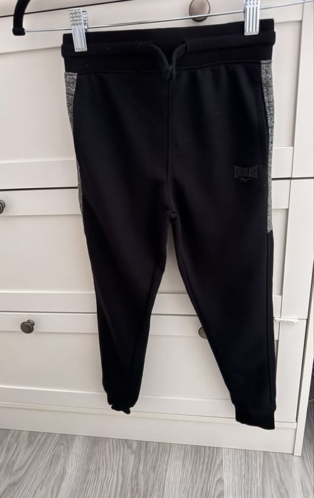 Нови дънки Reserved 122 размер и спортни долнища