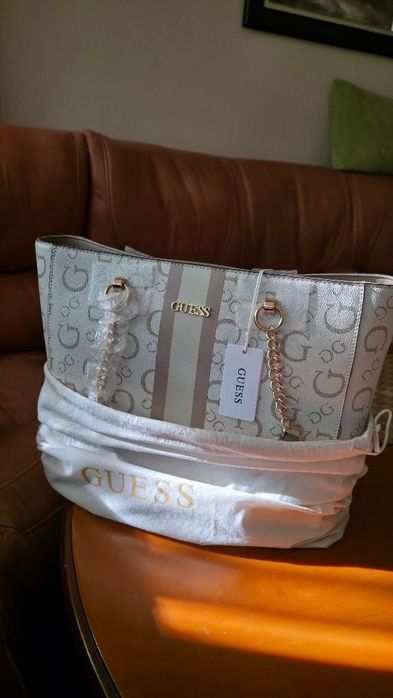 Дамска чанта GUESS