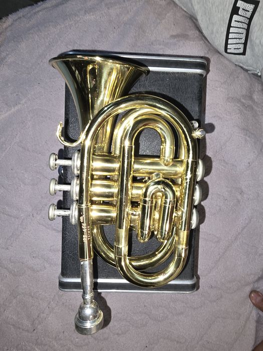 Vând trompeta Jupiter