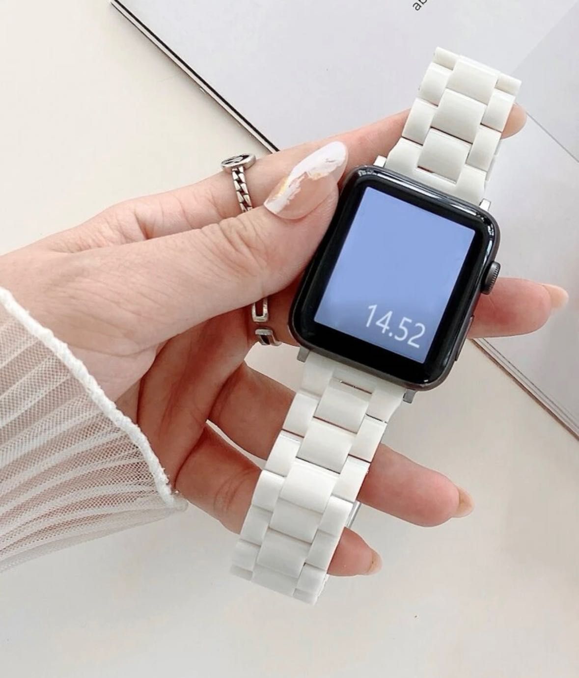 Стилна Верижка/ Каишка за Apple Watch 40mm Бяла