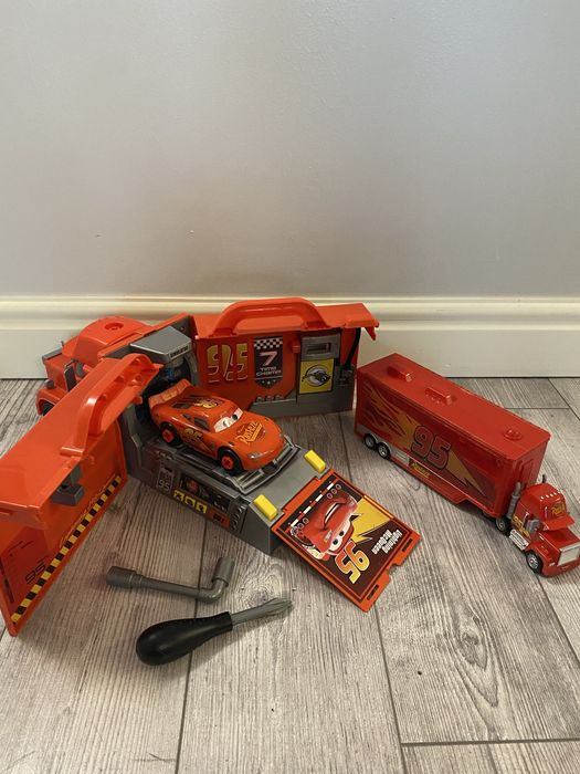 Set Camion McQueen 2 in 1 cu garaj service - Disney Cars