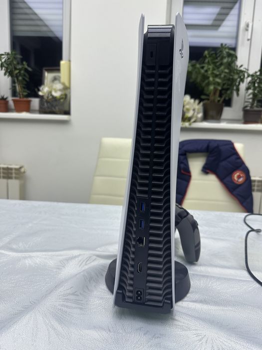 Ps5 с контролер,стойка,кабели и 2 игри