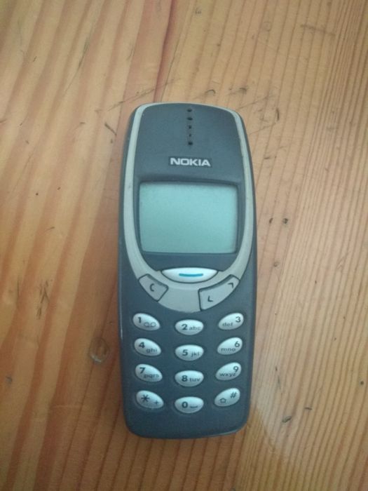 Nokia 3310 .