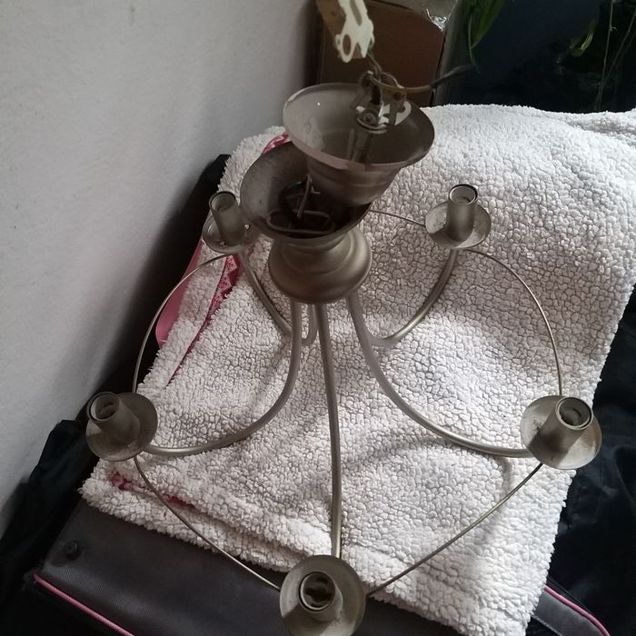 Se vinde patru lustre vechi