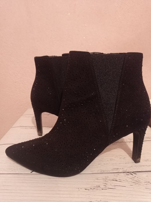 Боти на висок ток