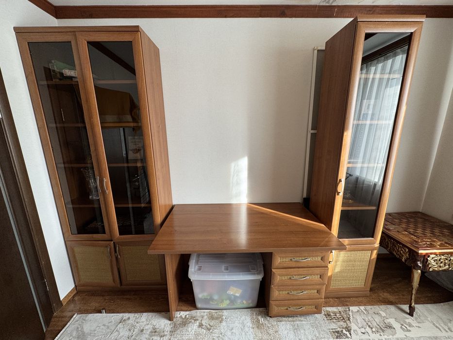 Продам мебельный комплект (витрины + письменный стол)