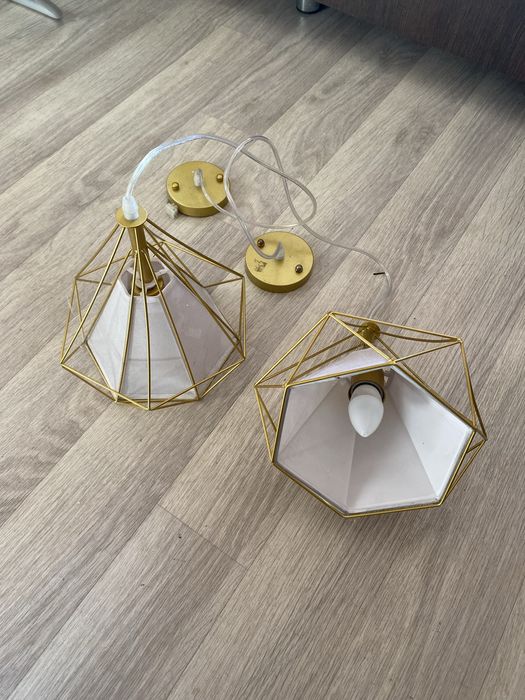 Продам люстры новые