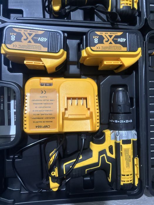 Bormasina cu 2 acumulatori   cu percutie  identic cu Dewalt / Makita