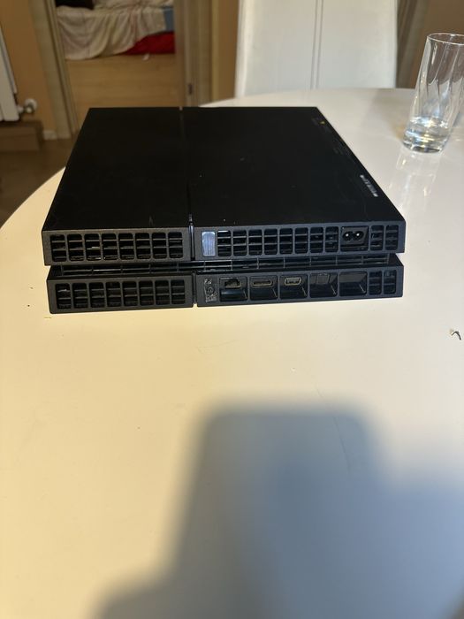 Продавам PS4 Fat 1TB (с хард диск от PS4 Slim)