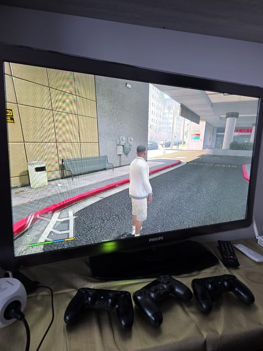 Vând PlayStation 4 Pro + 3 manete + TV Philips