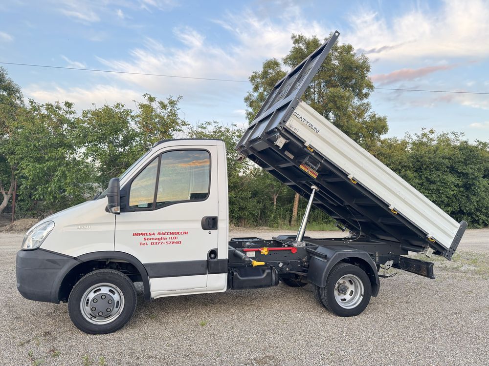 Iveco daily basculabil pe cutie , italia .