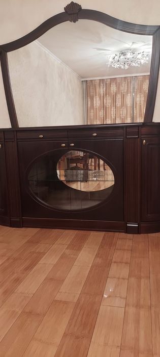 Комод, зеркала и стол.