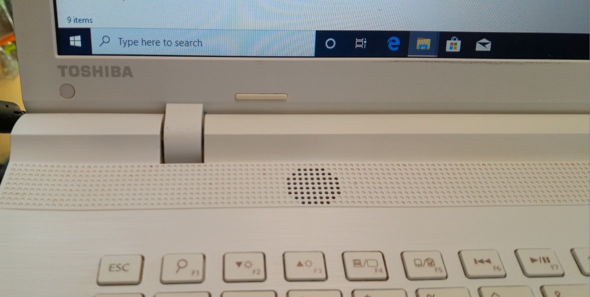Laptop i3 Toshiba impecabil display de 17,3 "
