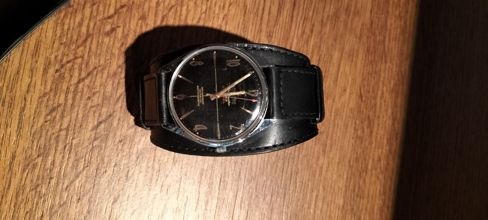 Vând 2 ceasuri mecanice preț 2500 lei amândouă