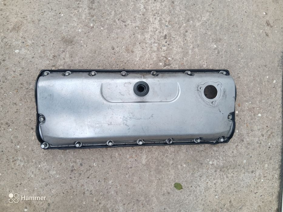 Продавам капак на клапаните за volkswagen touareg r5 мотор 2.5 174 кс