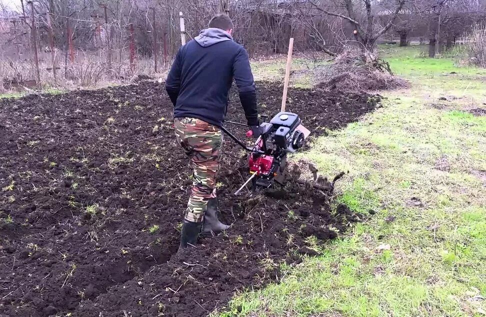 Вспашка земли мотоблоком