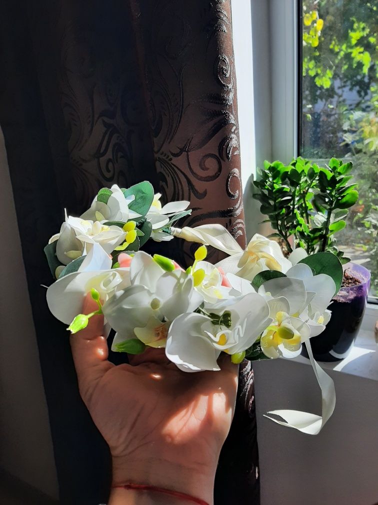 Coronita flori albe și frunze verzi