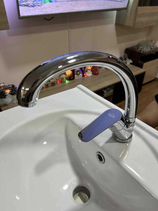 Долен шкаф за баня с умивалник, смесител и огледало