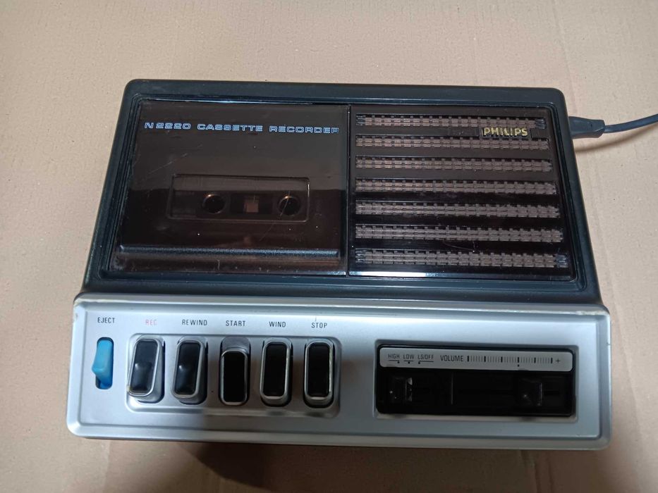 Magnetofon, casetofoane, DVD-playere, tuner, radio.