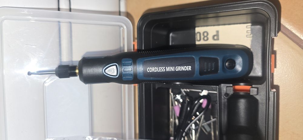Mini freza cu accesorii si valiza