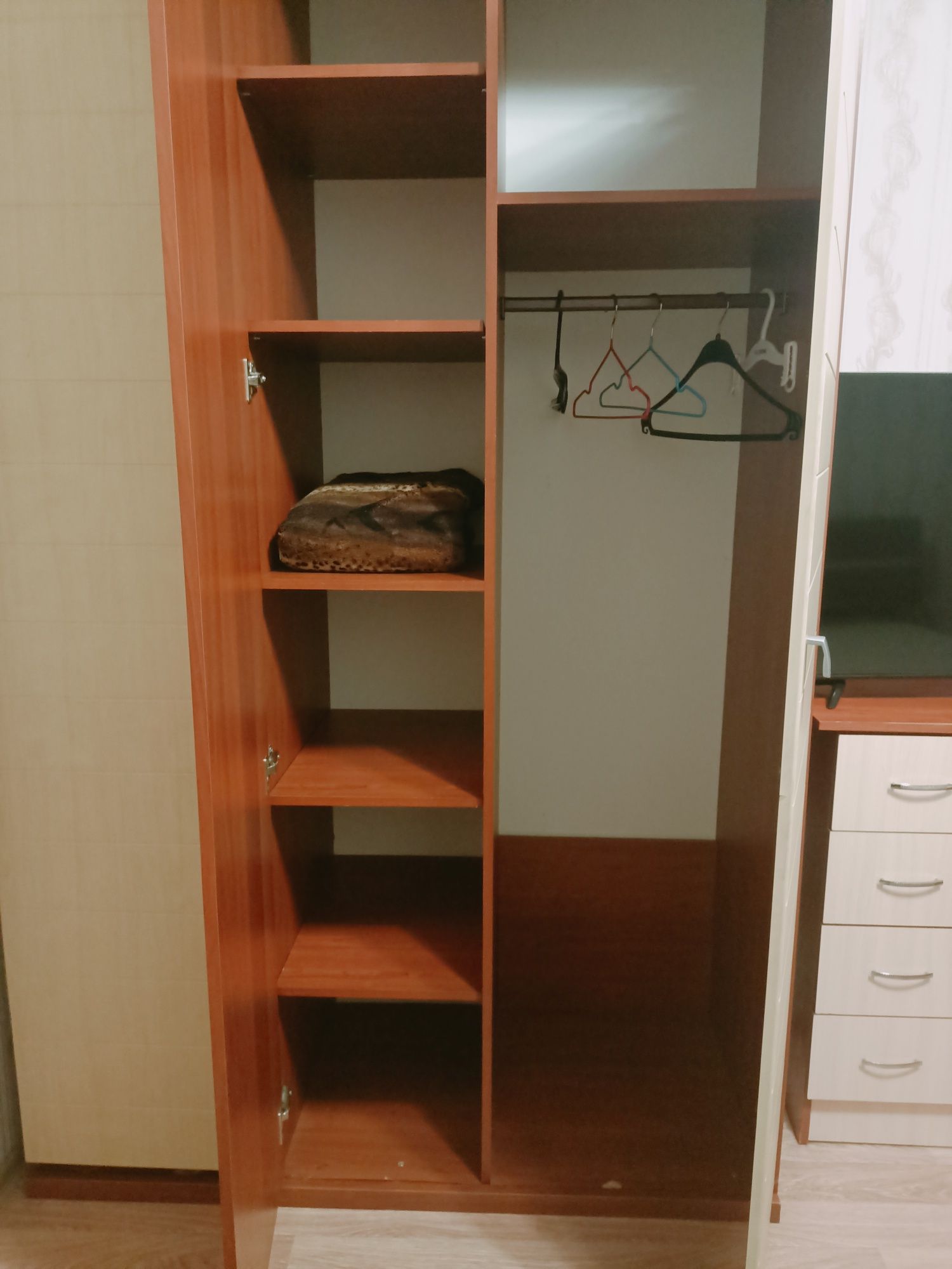 Продам срочно шкаф